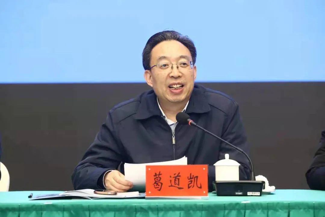 最冷的天最暖的片8分钟燃情视频办好更有温度的教育