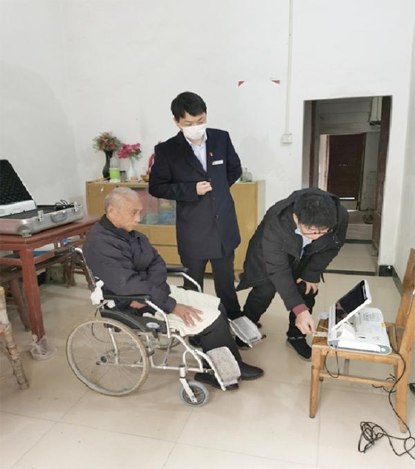 湖北仙桃：瘫痪老人无法激活社保卡 银行主动上门服务获点赞