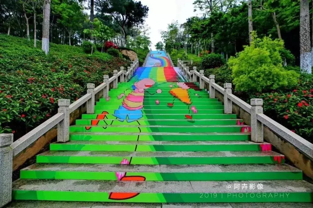 薛岭山公园的彩色云梯薛岭山公园一起去瞧瞧吧~厦门有彩绘的公园,景区