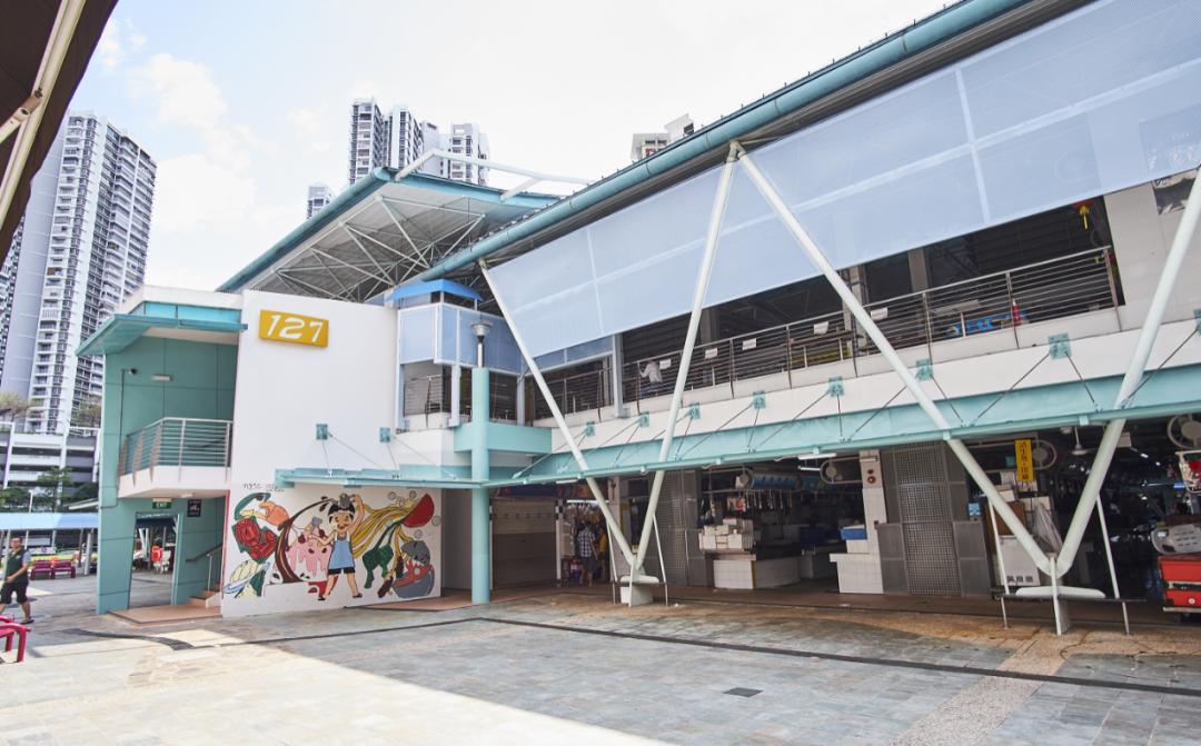 镇中心围绕着新加坡首个空调巴士换乘站和大巴窑地铁站建设,注重商业