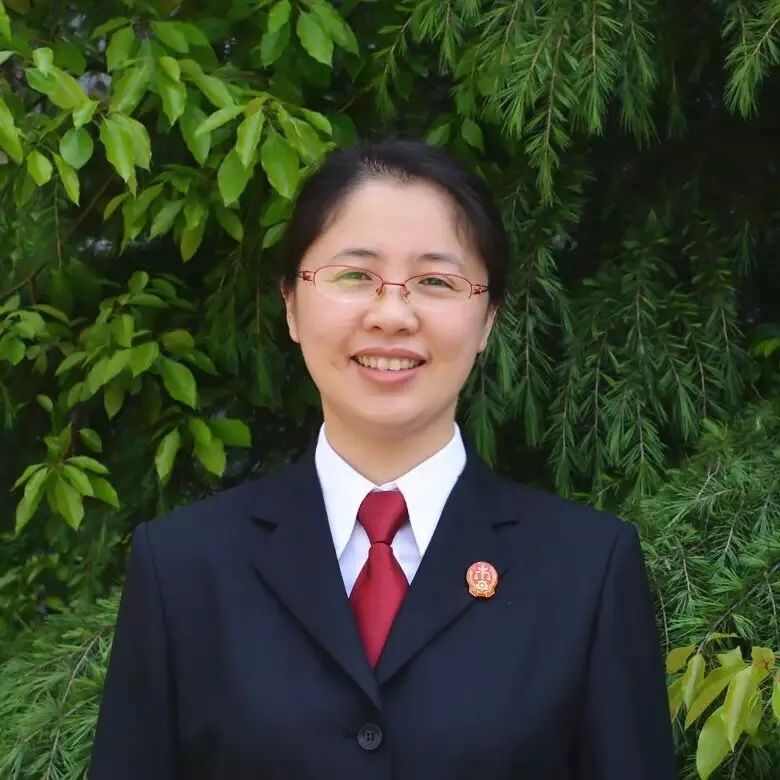 1998 年,何芬大学毕业考进高港法院.