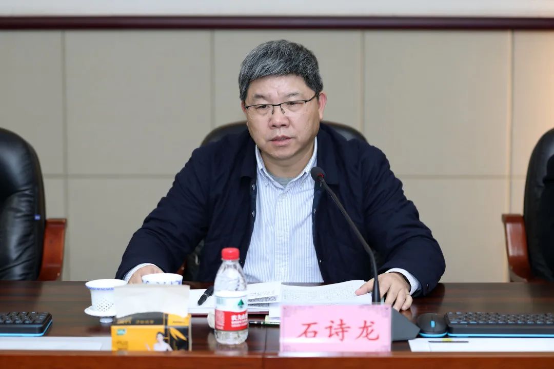 石诗龙江津区人大常委会主任对重庆法院系统的工作表示充分肯定:一是