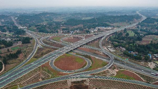 这是2020年12月30日拍摄的成资渝高速公路中和枢纽互通(无人机照片).