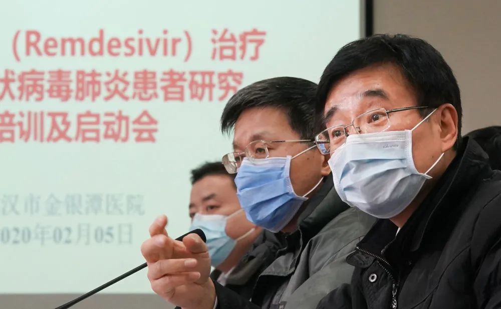 启动,中国工程院副院长,中国医学科学院院长王辰院士(右一)目光如炬