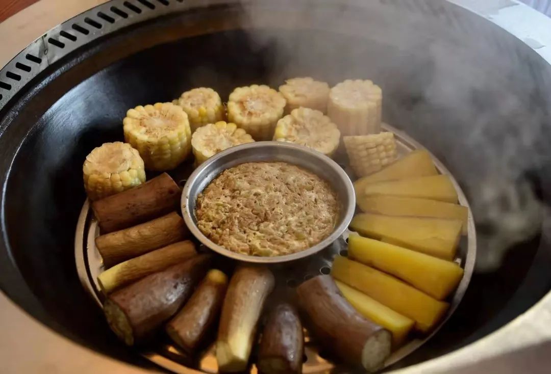 食談笑間,大鍋咕嘟咕嘟地響著,陣陣香氣撲鼻,熱氣騰騰的