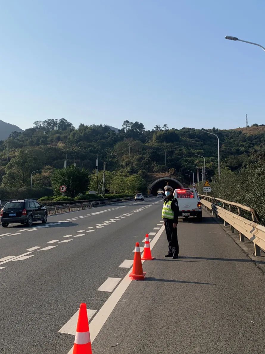 元旦我站岗元旦保畅通福州高速交警始终在路上