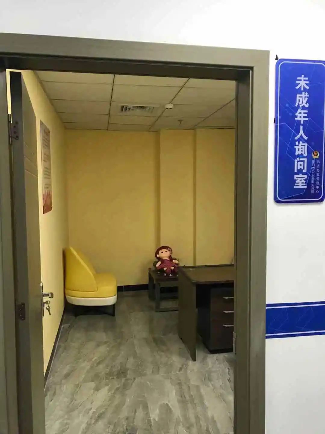 78未成年人询问室取证保护中心设有询问,心理疏导,检查取证及介入