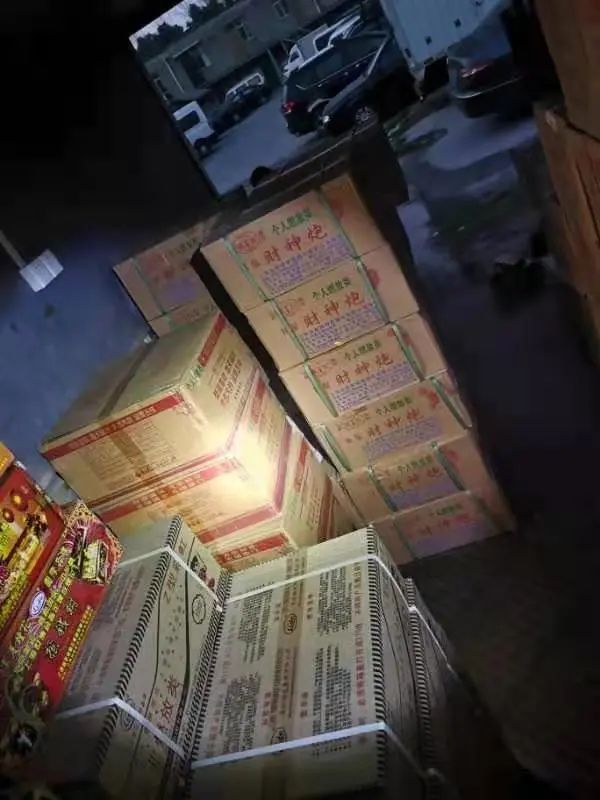 岁末年初保平安宝山警方连续破获多起非法运输储存烟花