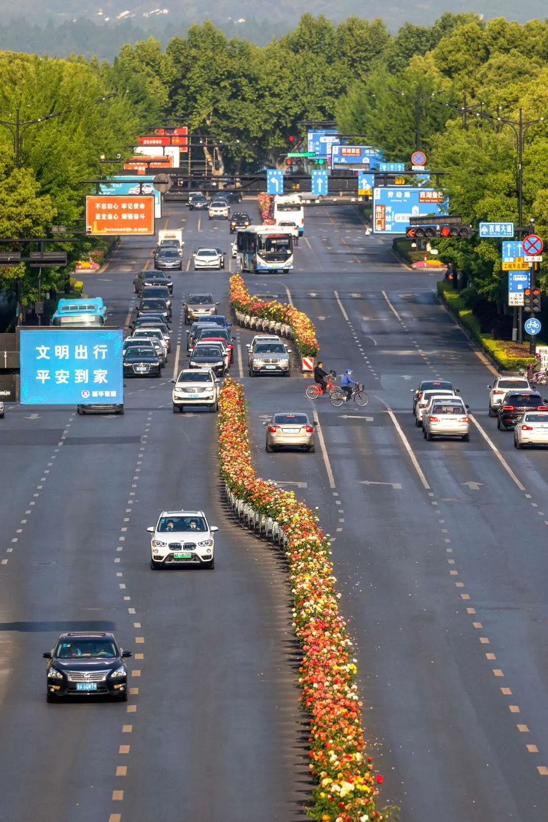西湖大道位于上城区核心地带,东接城站火车站,西连西湖,是市民,游客们