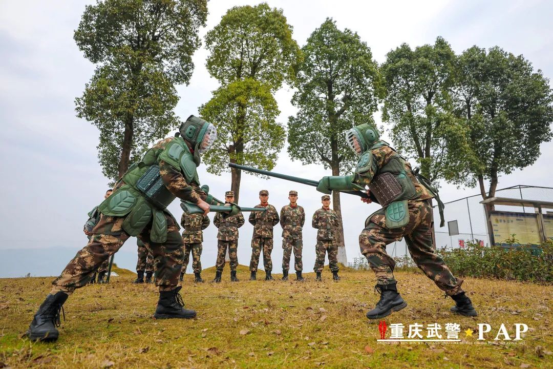 挥戈沙场风雷动武警官兵新年开训练兵忙