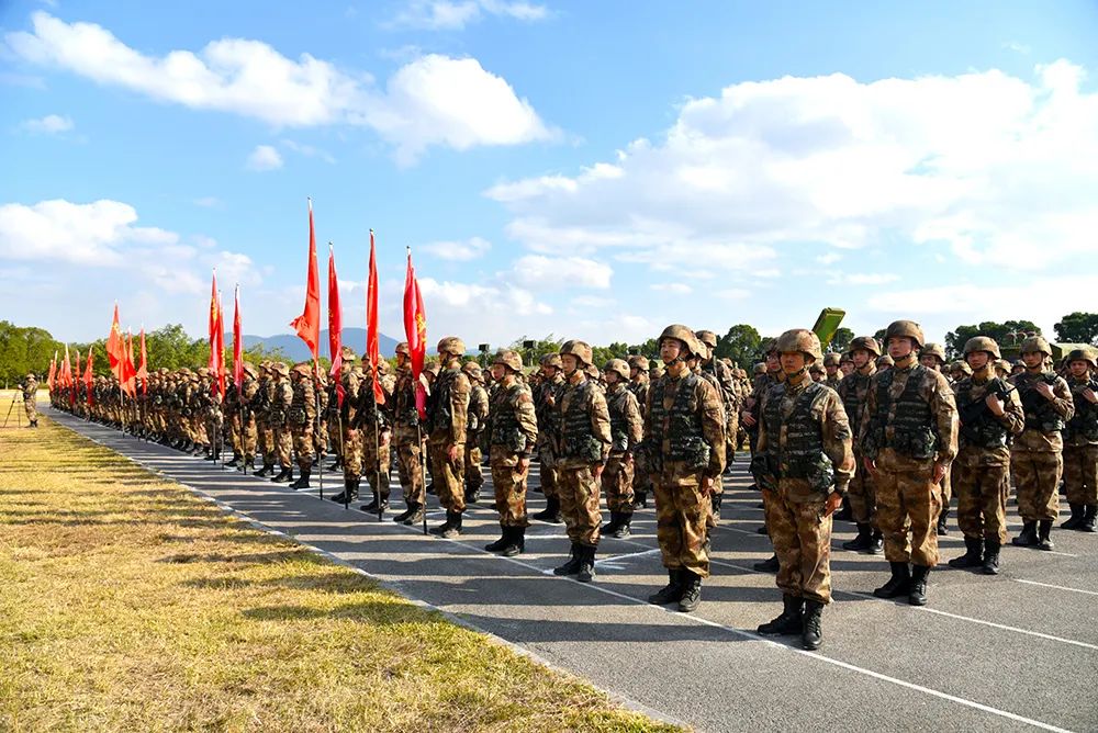 东部战区陆军某海防旅官兵整齐列队,隆重举行2021年度开训动员大会