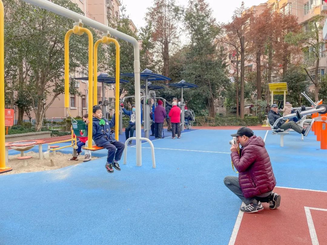 老小区建起了健身房居民展现健身的n种姿势