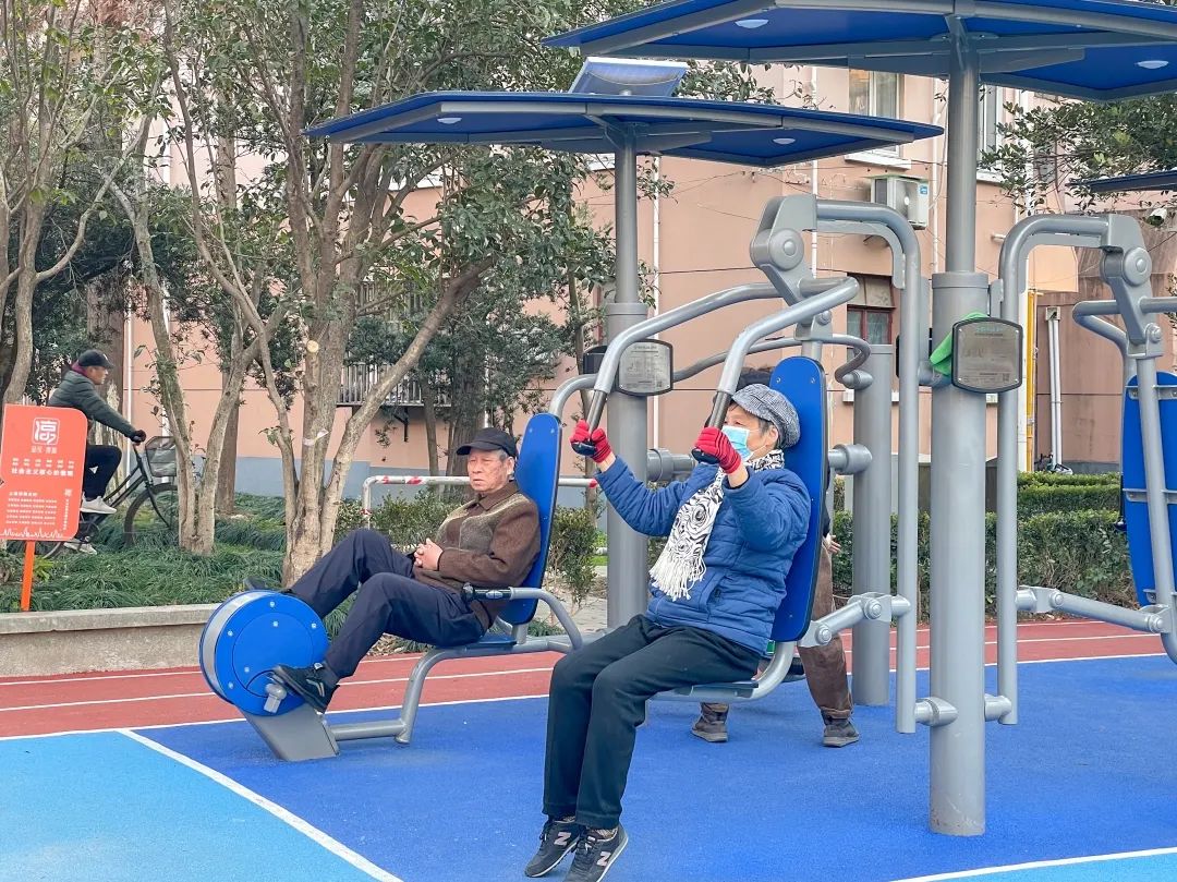 老小区建起了健身房居民展现健身的n种姿势