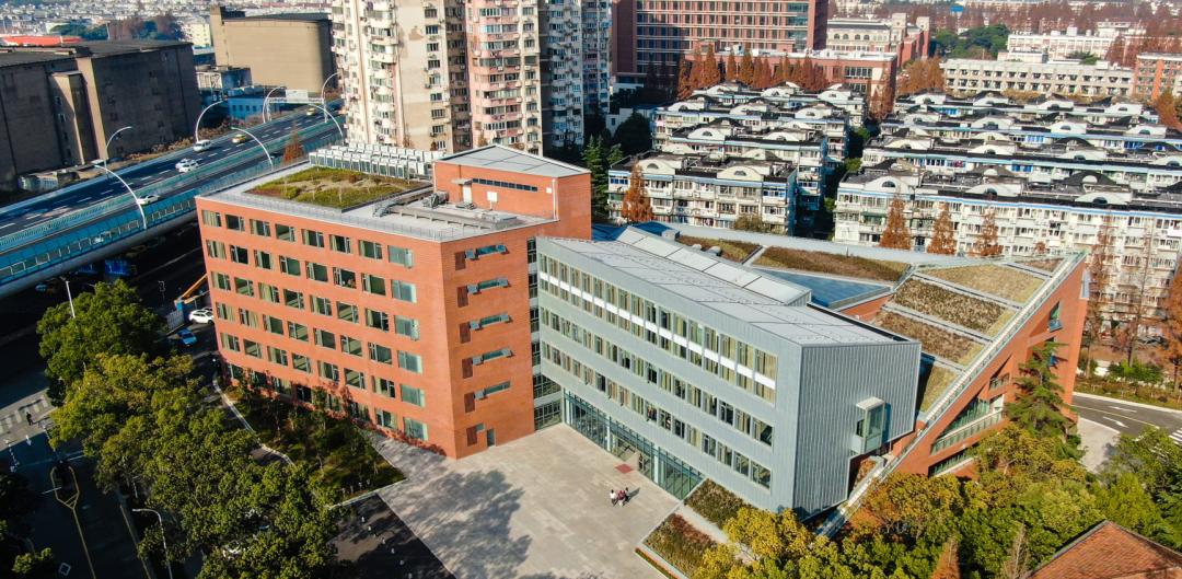 建筑传统与现代交织卓越工程研究生院大楼作为上海理工大学校园建设
