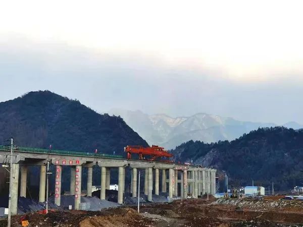 既有皖赣铁路,合福高铁,杭黄高铁建成运营,在建的昌景黄铁路,池黄铁路