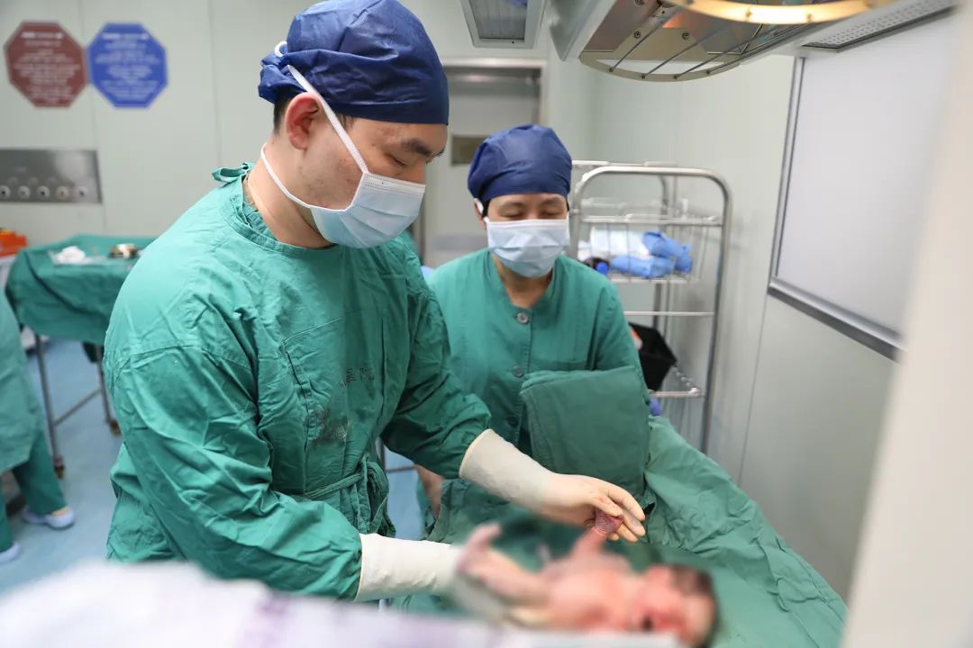 凡星点点妇产科男医生只为那份忠诚和炽热