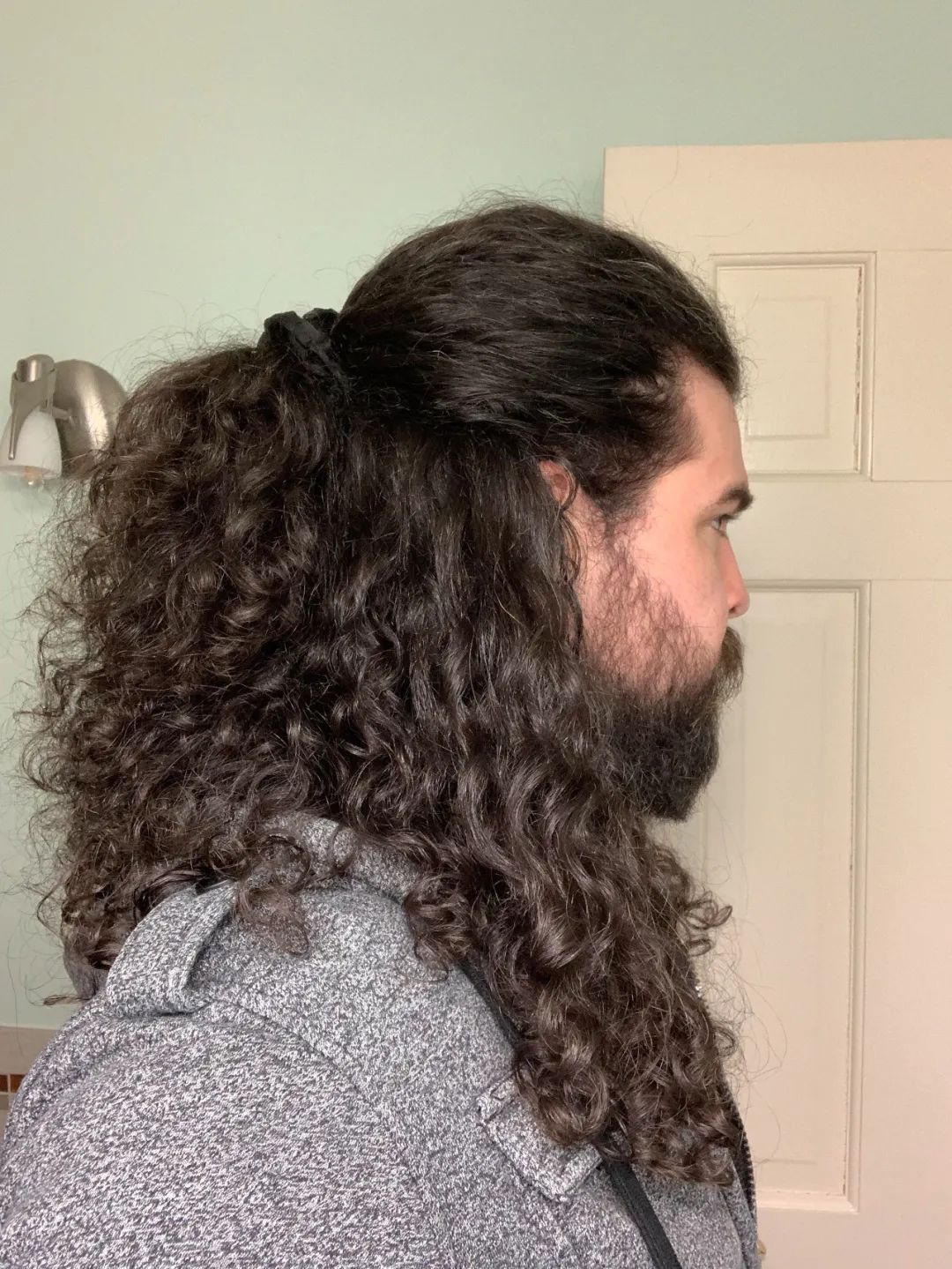 疫情无法出门这群男士纷纷留起长发