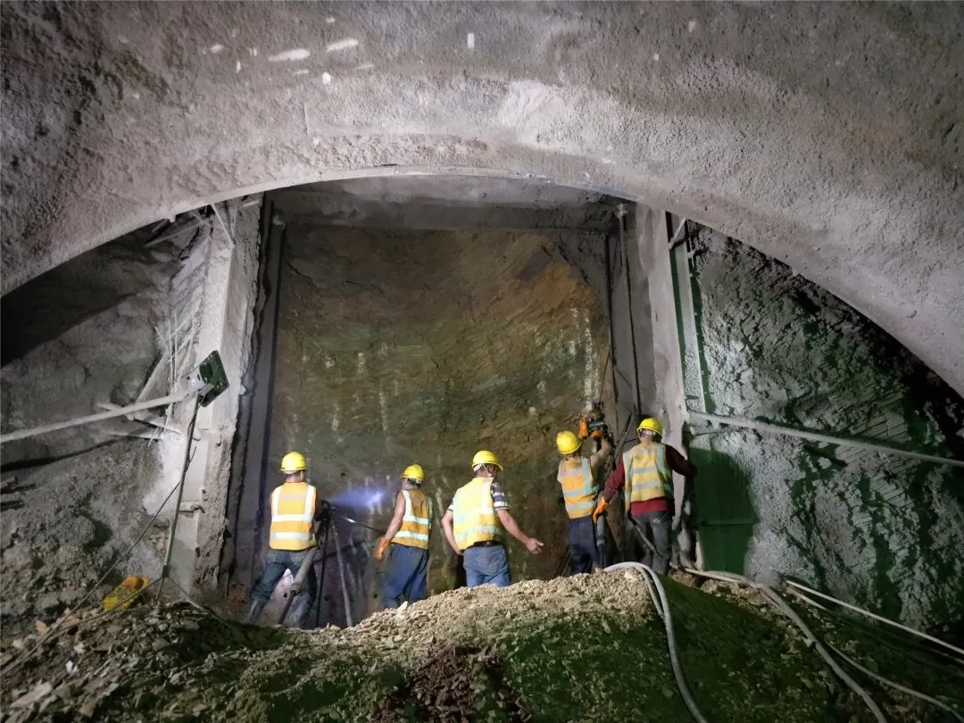 揭秘建个元高速公路陡岩村左幅隧道贯通背后的故事