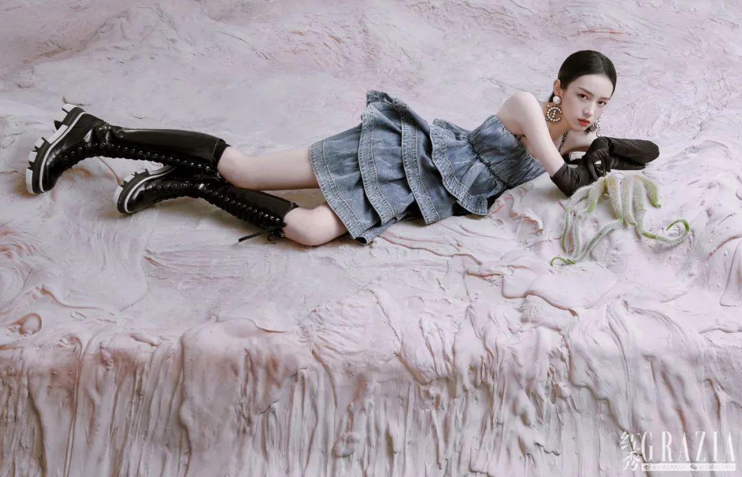 造型耳环 / burberry珍珠猫跟鞋 / jimmy choo卡其色珍珠造型连衣裙