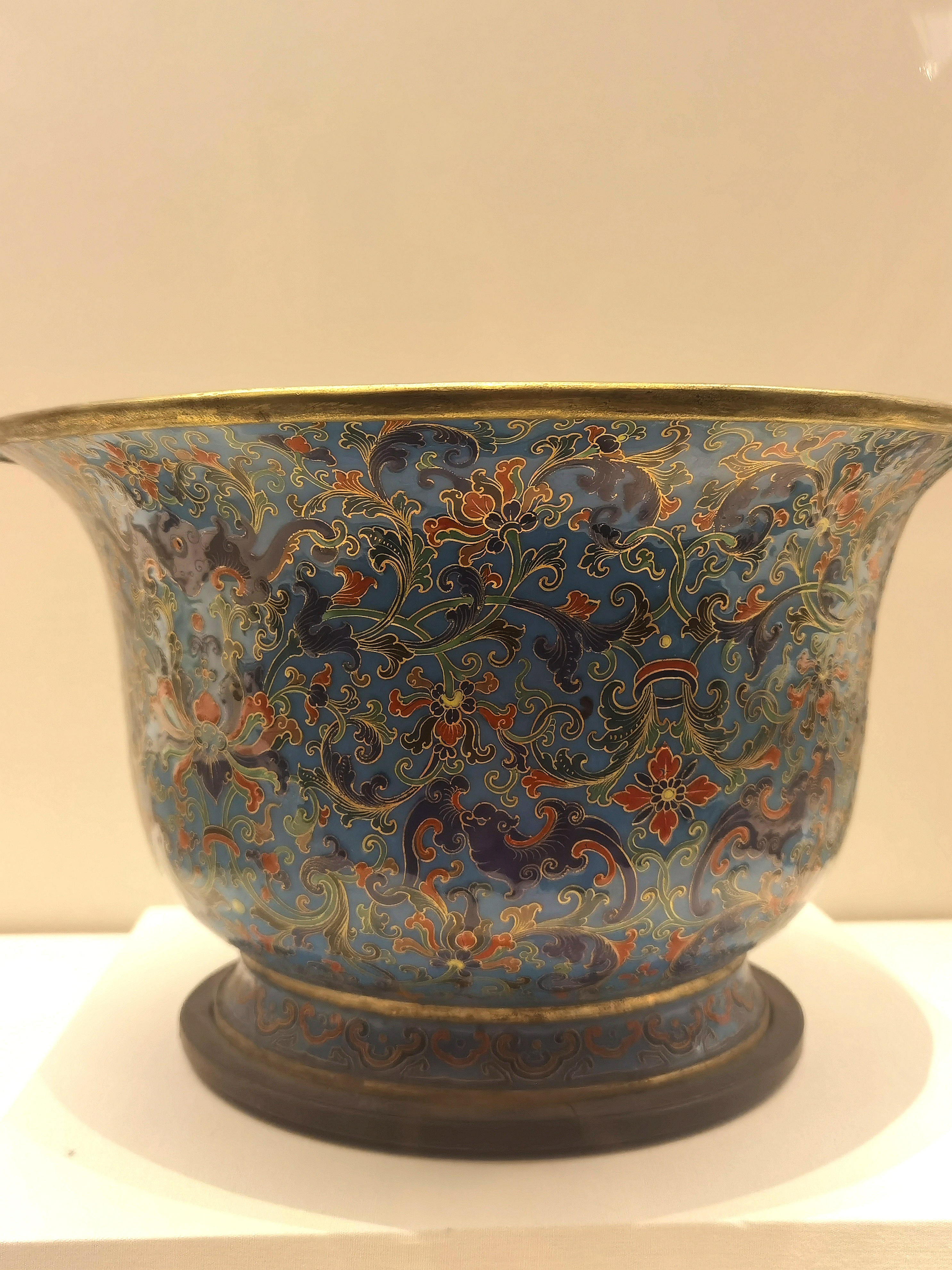 看见文物 | 清朝铜胎画珐琅蝠莲纹花盆