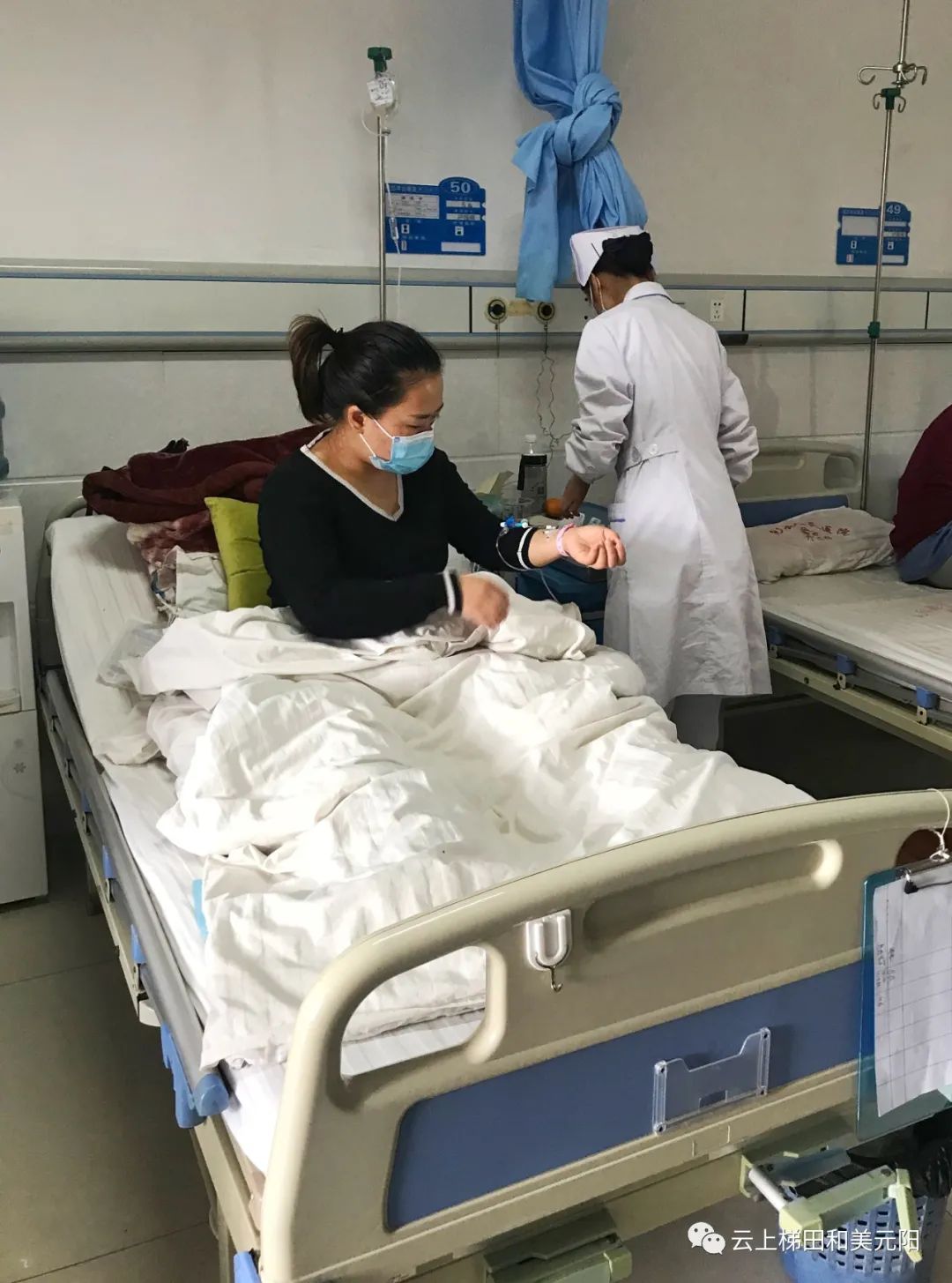 患者刘玲正在打针在县人民医院住院部,护士正在为刘玲输液