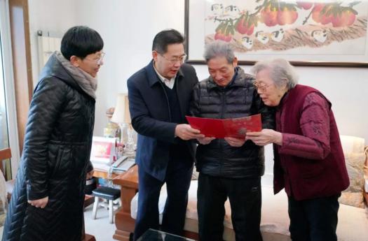 2020年12月31日,监狱领导来到离休老干部洪建华家中,为百岁老人祝寿.