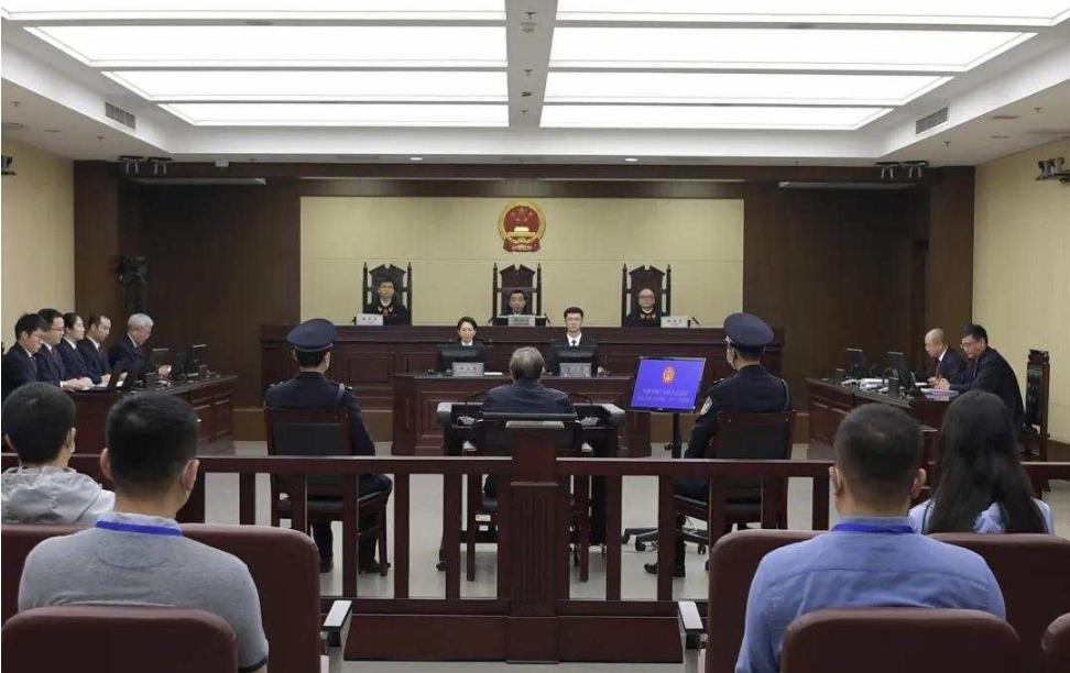 旁听学者用4个字点评;67赖小民与近十年来因贪腐被执行死刑的