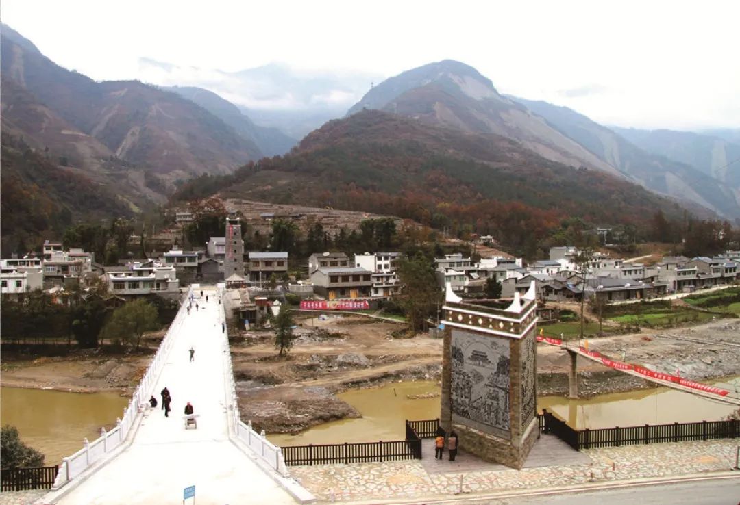 《牛飞桥三角碉楼》位于四川省平武县平通镇,采用了磁州窑黑釉刻画