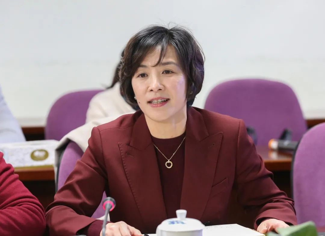 省高院邀请人大代表对法院工作建言献策