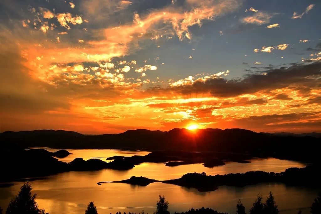 升钟湖游在南部南部地处成都,重庆,西安三大都市之间,兰渝铁路穿县而