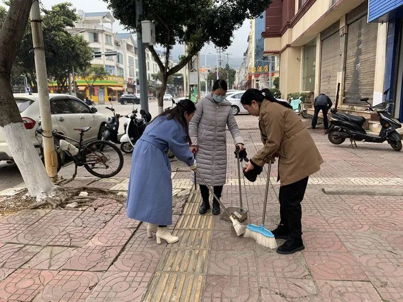 文旅局长扫大街爱国卫生在行动