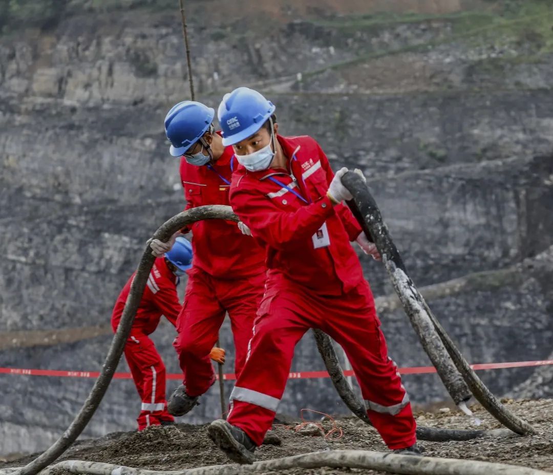 四川峨胜石灰石矿山爆破工程现场