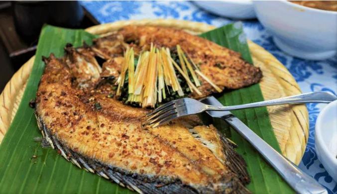 云南的滇南地区,油煎苦果,口感非常涩,但吃了之后嘴里会很甜.