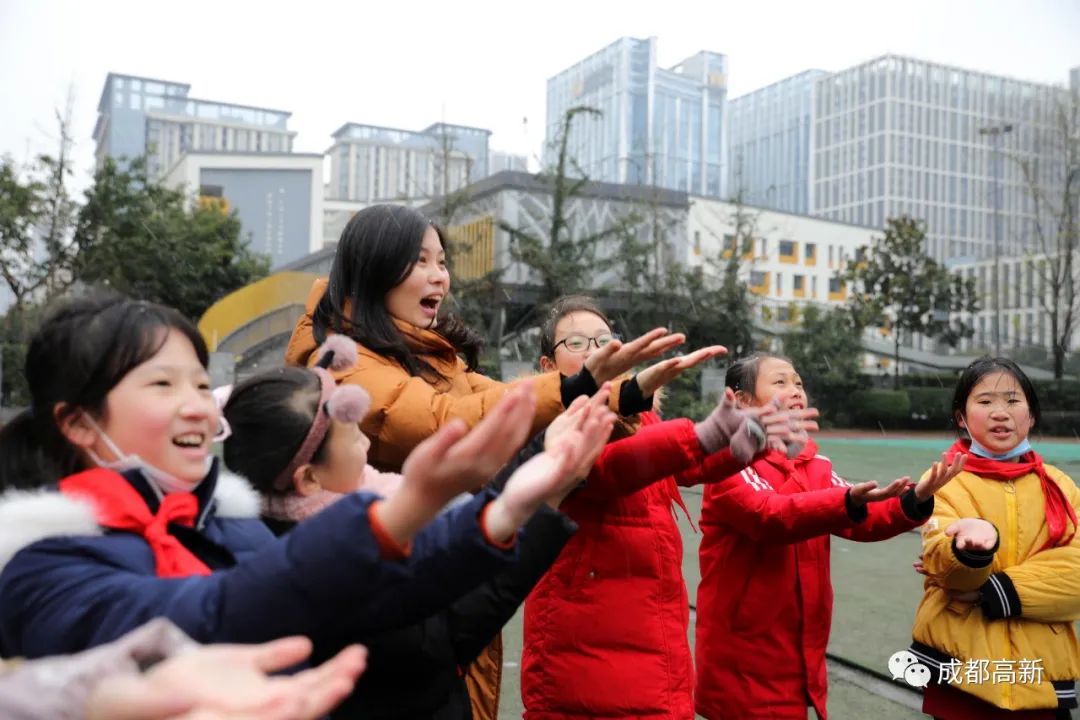 石羊街道益州小学的师生们来源:成都高新区西园街道余罗来源:成都高新