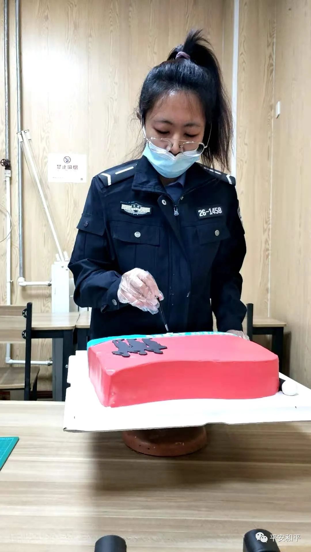 人民警察節女輔警製作警旗蛋糕為首個人民警察節慶生