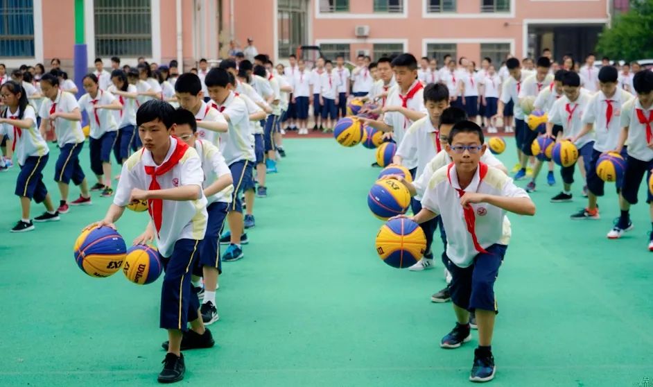 自从有了多多课这所学校的学生都爱上了体育课