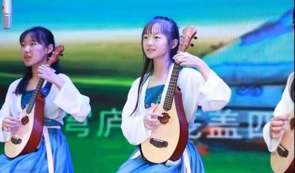 成立了"雅韵弦歌鸣鸠琴"社团,将中国传统乐器带入课堂,带上舞台,学生