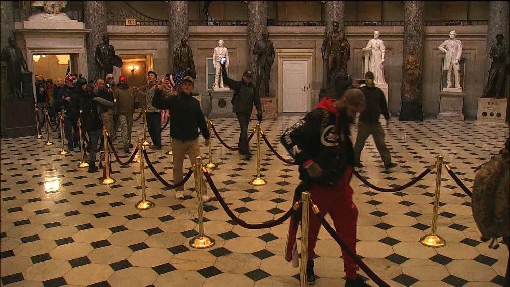 示威者闯入 美国会最终确认 拜登获得当选总统所需270张选举人票