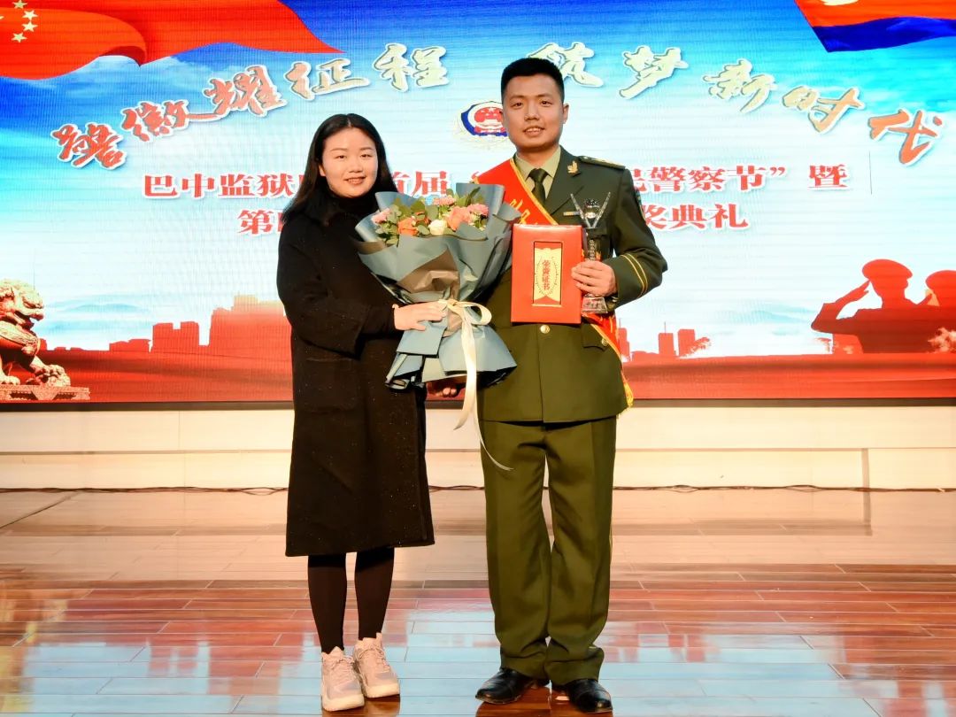 致敬先进献礼警察节砥砺奋进再创新辉煌