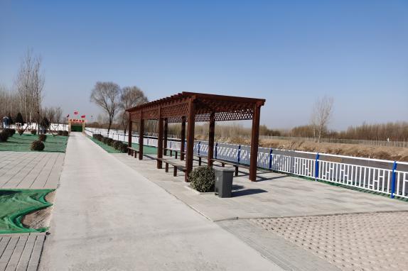 实现"三季有花,四季常绿";园中还有步行小径,蜿蜒曲折的小路配上翠绿