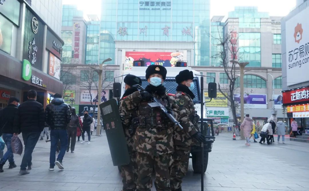 女孩给执勤武警官兵送围脖!这个冬天很暖