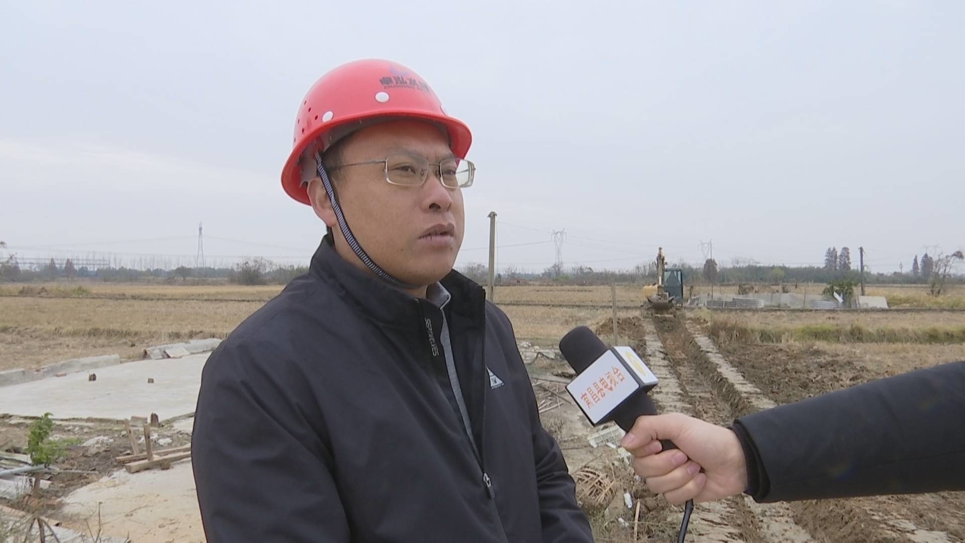 在地處濱湖地區的南昌縣涇口鄉東蓮村,一臺臺大型挖掘機正在進行機耕