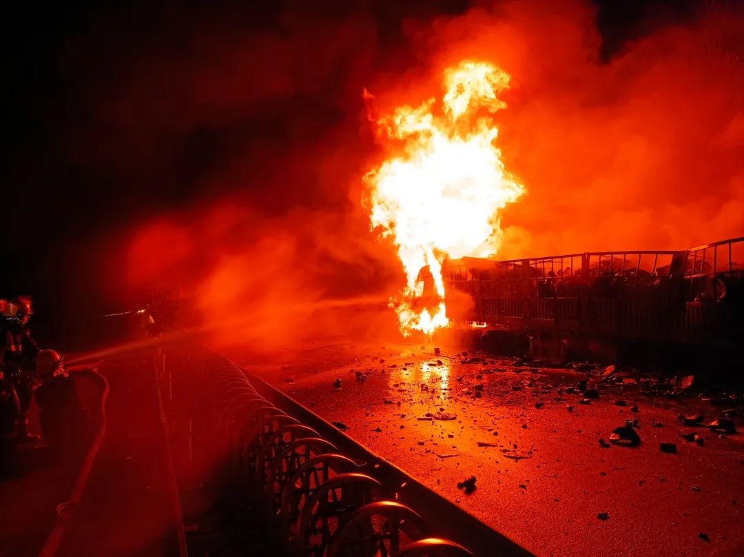 火光冲天楚雄永武高速公路上一大货车起火消防员鏖战近4小时