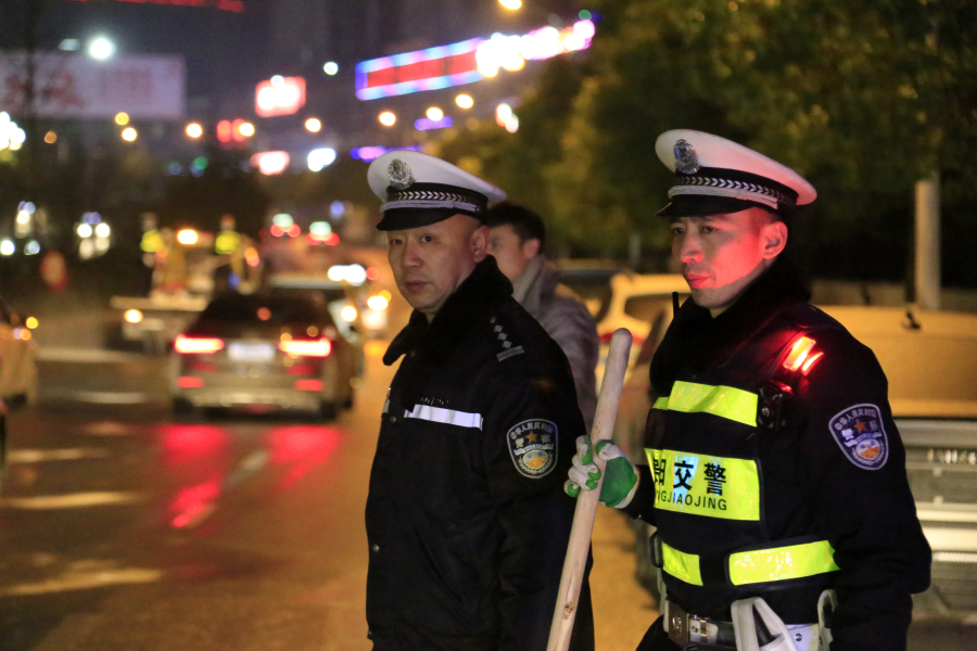 交警夜间巡逻