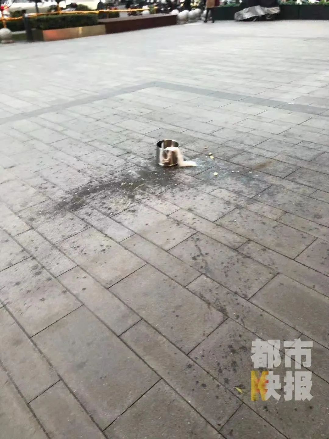 小心天降铁锅窗户掉落西安近期发生两次高空坠物事件