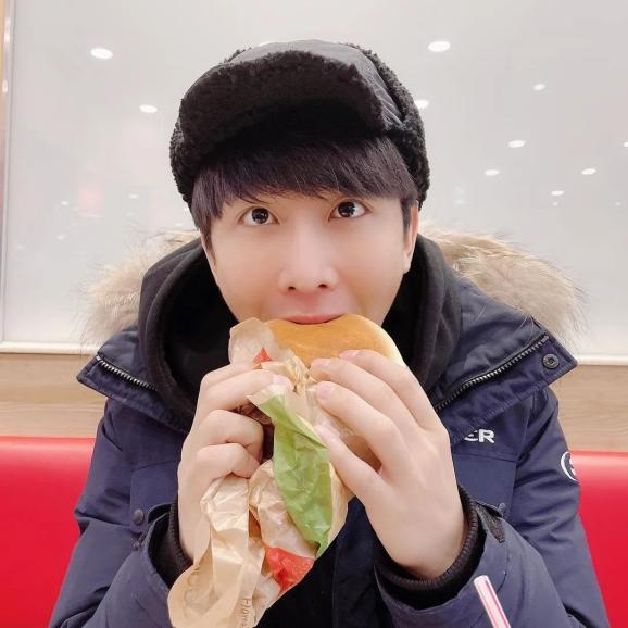 28岁微笑盲人帅哥爆红网友惊了你真的看不见吗