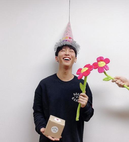 28岁微笑盲人帅哥爆红网友惊了你真的看不见吗