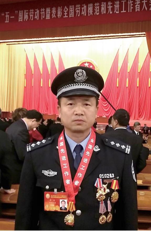 公安民警李安图片