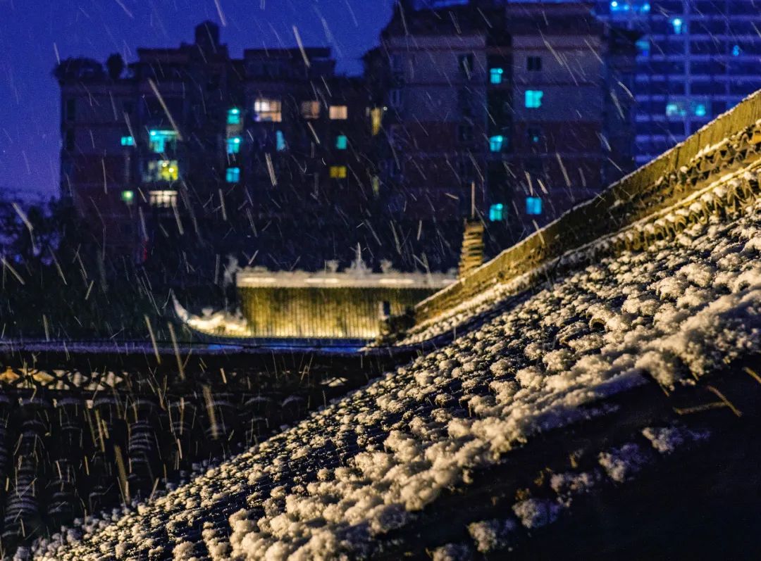 成都日报"为什么1月7号下雪呢""因为这样就可以一起(17)白头了"你家