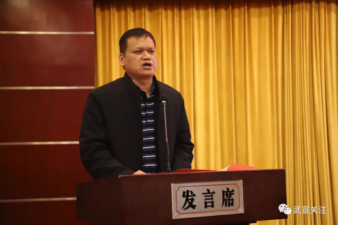 仪式上,吴孝斌,钟龙辉,韦凤盟,王海科等领导分别为来宾公安局最美民警